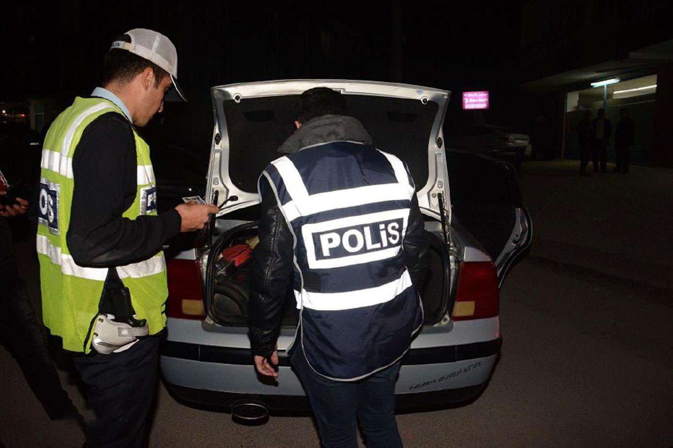 Ankara'da asayiş uygulamalarında yakalanan bin 341 kişiden 186'sı kişi tutuklandı Ankara'da asayiş uygulamalarında yakalanan bin 341 kişiden 186'sı kişi tutuklandı